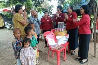 កាកបាទក្រហមកម្ពុជា ចុះចែកអំណោយដល់ប្រជាពលរដ្ឋ ក្រីក្រ តាមខ្នងផ្ទះ ៣សង្កាត់ ក្នុងក្រុង សិរីសោភ័ណ