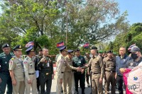 កម្ពុជាបណ្ដេញជនជាតិថៃប្រុស-ស្រីជាង១០០នាក់ តាមច្រកទ្វារព្រំដែនអន្តរជាតិប៉ោយប៉ែត ក្រោយពីចាប់ខ្លួនរឿងលួចឆ្លងដែន ស្នាក់នៅធ្វើការដោយខុសច្បាប់