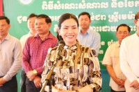 ពលរដ្ឋទីទាល់ក្រ ជាចាស់ជរា ស្រ្តីមេម៉ាយ ជនមានពិការភាព និងជនរងគ្រោះដោយសារគ្រោះធម្មជាតិ ចំនួន ១៦០គ្រួសារ នៅឃុំស្ទឹងត្រង់ ទទួលអំណោយពីរាជរដ្ឋាភិបាលកម្ពុជា