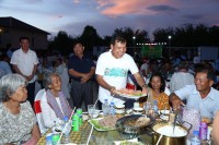 ឯកឧត្តម អ៊ី ឈាន និងលោកជំទាវ បាន ស្រីមុំ រៀបចំអាហារសាមគ្គី ជូនជនពិការ និងចាស់ជរាគ្មានទីពឹងជាង ១០០០នាក់ ក្នុងឱកាសបុណ្យចូលឆ្នាំថ្មីប្រពៃណីជាតិខ្មែរ