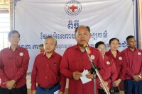 ឯកឧត្តម អ៊ុំ រាត្រី អញ្ជើញចុះសួរសុខទុកនិងចែកអំណោយជូនដល់គ្រួសាររងគ្រោះដោយខ្យល់កន្ត្រាក់ចំនួយ១០គ្រួសារ នៅក្នុងឃុំចង្ហារ ស្រុកអូជ្រៅ