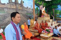 ព្រះមន្រ្តីសង្ឃស្រុកមង្គលបូរី ផ្តល់អំណោយដល់ប្រជាពលរដ្ឋ ដែលរងគ្រោះដោយខ្យល់កន្រ្តាក់ នៅឃុំស្រះរាំងចំនួន ៣២គ្រួសារ