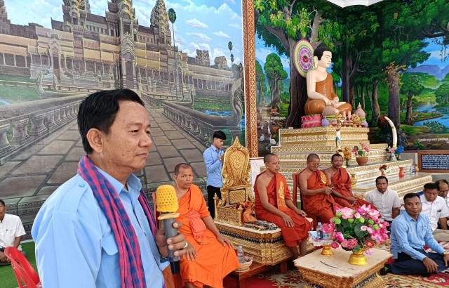 ព្រះមន្រ្តីសង្ឃស្រុកមង្គលបូរី ផ្តល់អំណោយដល់ប្រជាពលរដ្ឋ ដែលរងគ្រោះដោយខ្យល់កន្រ្តាក់ នៅឃុំស្រះរាំងចំនួន ៣២គ្រួសារ