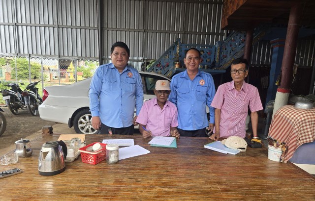 លោក ហង្ស ប្រុស ជា ជំនួយការសម្ដេចតេជោ ហ៊ុន សែន ប្រធានគណបក្សប្រជាជនកម្ពុជា បានអញ្ជើញចុះពង្រឹងការងារបក្ស និងជួបសំណេះសំណាល ជាមួយសមាជិក សមាជិកា គណបក្សស្ថិតនៅភូមិ ព្រះឥន្ទ្រស្មន់ ឃុំថ្មពូនស្រុកកញ្ចៀច ខេត្តព្រៃវែង។