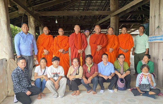 ព្រះអង្គគ្រូចៅអធិការទាំង៥វត្តនៅក្រុងប៉ោយប៉ែត រួមទាំងសប្បុរសជនក្នុងនិងក្រៅប្រទេស នាំយកសម្ភារៈ និងគ្រឿងឧបភោគបរិភោគជូនកងទ័ពជួរមុខខេត្តព្រះវិហារ