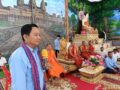 ព្រះមន្រ្តីស​ង្ឃស្រុក​មង្គលបូរី​ ផ្តល់អំ​ណោយ​ដល់ប្រ​ជាពលរដ្ឋ ដែល​រងគ្រោះ​ដោយខ្យល់កន្រ្តាក់​ នៅឃុំស្រះ​រាំង​ចំនួន​ ៣២​គ្រួសារ