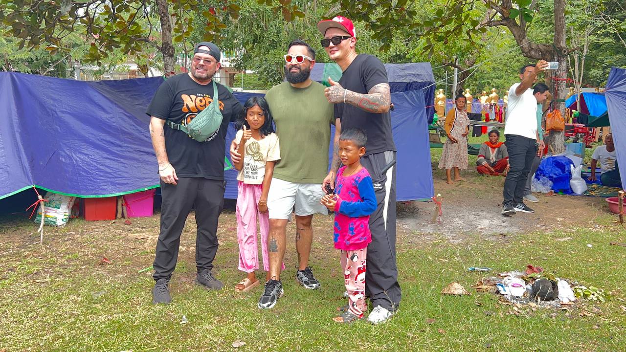 ឯកឧត្តមកែវផុងជំនួយការផ្ទាល់សម្ដេចអគ្គមហាសេនាបតីតេជោហ៊ុនសែននឹងលោក លីសុវណ្ណារិទ្ធអភិបាលរងខេត្តបន្ទាយមានជ័យបាននាំដំណើរអ្នកផលិតមាតិកាដ៏ល្បីល្បាញជុំវិញពិភពលោកជនជាតិអាមេរិកចំនួន ៣ រូបទៅភូមិព្រៃចាន់នឹងទីភៀសសឹកនៅវត្តចាន់សុី