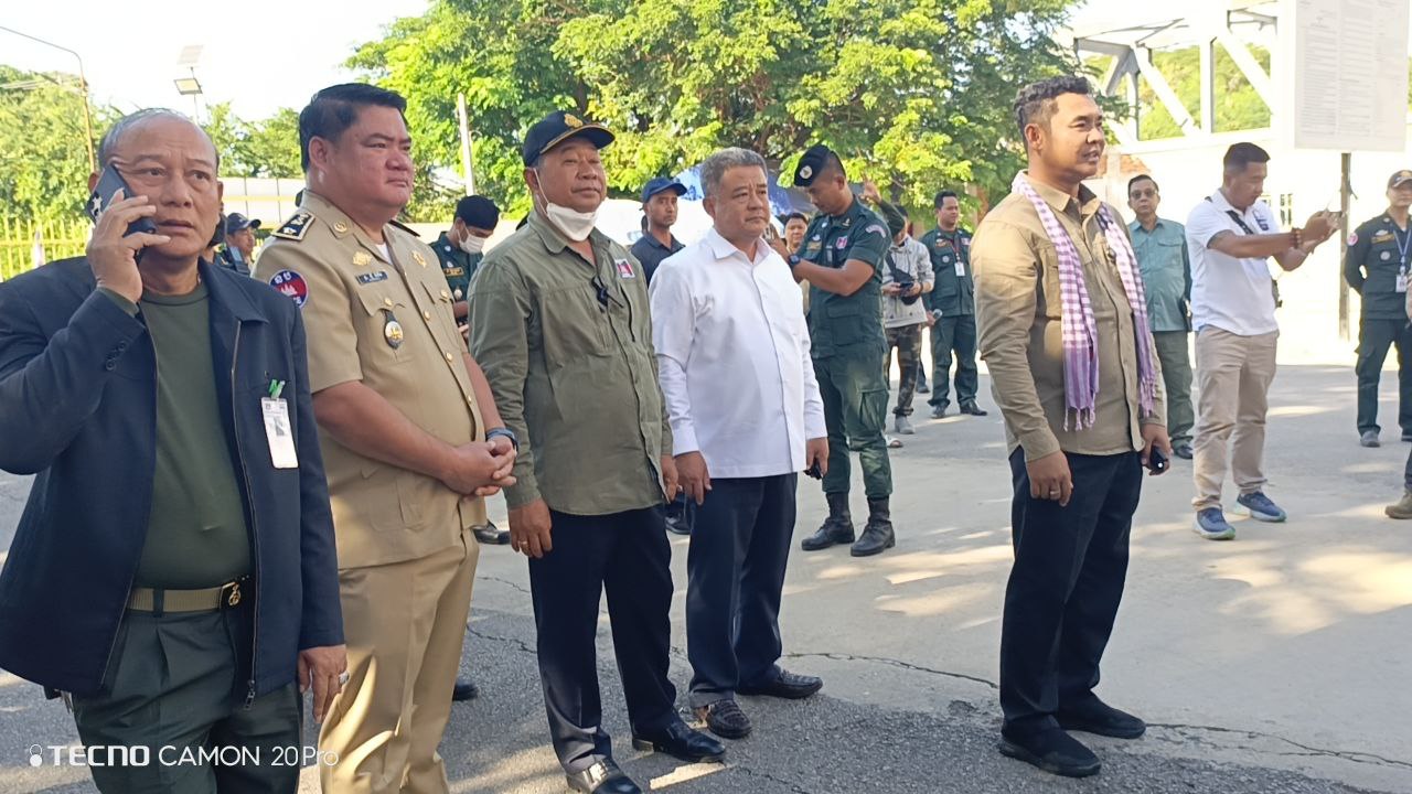 ឯកឧត្តមបណ្ឌិតប៉ាន់ខែមប៊ុនថននដឹកនាំក្រុមការងាររង់ចាំទទួលស្វាគមន៍ពលរដ្ឋវិលត្រឡប់ពីប្រទេសថៃ
